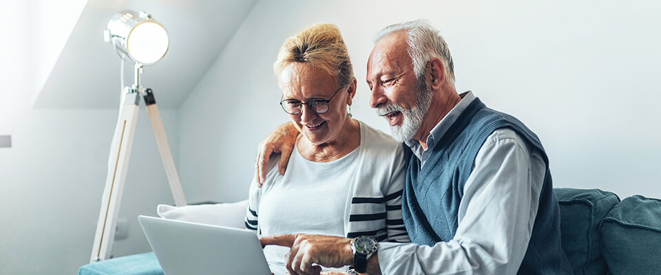 Senior couple comparing HELOC rates to make the right choice for retirement